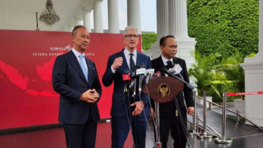 Bos Apple Tim Cook (Tengah).