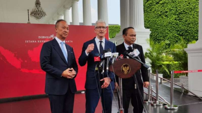 Bos Apple Tim Cook (Tengah).