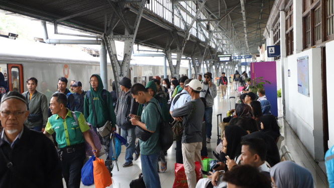 Masyarakat menggunakan kereta api saat mudik Lebaran.