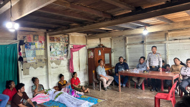 Polres Nias Selatan saat melayat ke rumah duka YN.(dok Polres Nias Selatan)