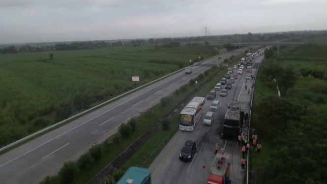 Penampakan Bus yang terbakar di tol Jomo