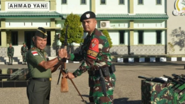 VIVA Militer: Dansatgas Pamtas RI-RDTL Yonkav 6/NK serahkan senjata rakitan