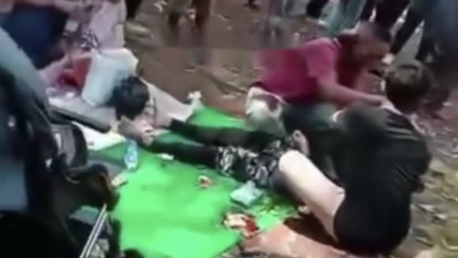 Sedang Piknik di Taman Margasatwa Ragunan Jakarta Selatan, satu keluarga tertimpa dahan pohon hingga terluka, pada Rabu 17 April 2024. 