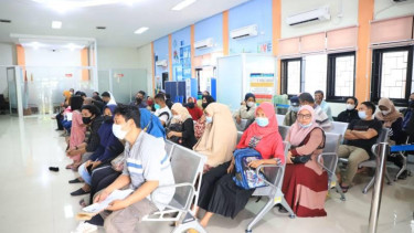 Warga tengah antre di Kantor Layanan Dukcapil Kota Tangerang