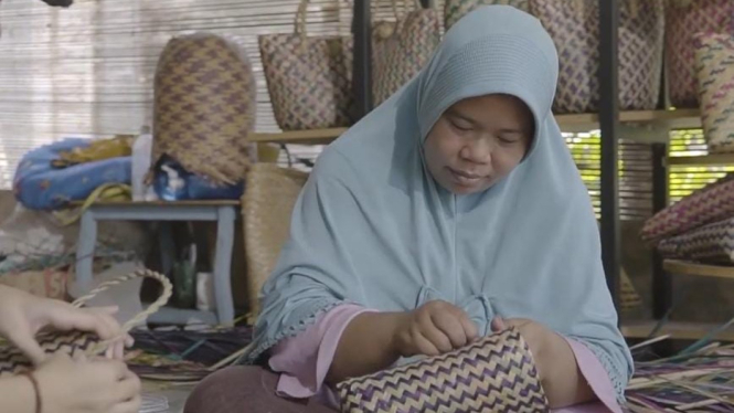 Nasabah PNM membuat tas dari rumput purun