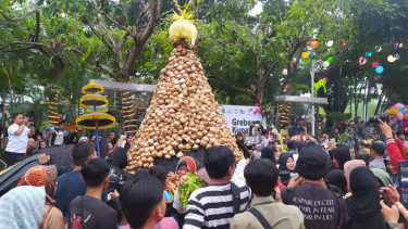 Gunungan tumpeng dan arak-arakan di Kota Batu. 