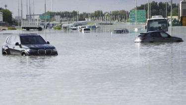 Kendaraan terjebak banjir di jalanan utama Dubai, Uni Emirat Arab (UAE), 17/4