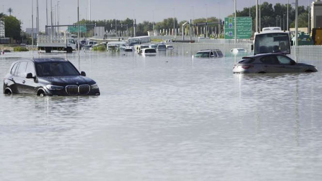 Kendaraan terjebak banjir di jalanan utama Dubai, Uni Emirat Arab (UAE), 17/4