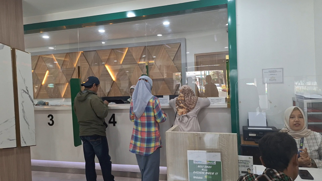Warga di Brebes Jawa Tengah menggadaikan kembali emasnya usai lebaran
