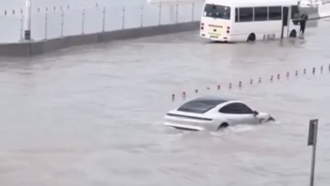 Mobil Porsche terendam banjir di Dubai