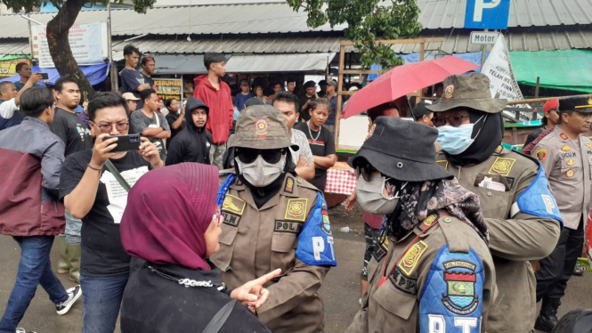Seorang pedagang yang diamankan saat menghadang alat berat dalam proses pembongkaran pasar kutabumi tangerang
