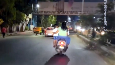 Orangtua bonceng anak dengan cara tidak umum