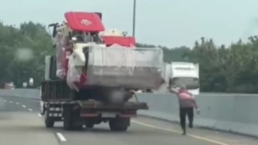 Sopir pontang-panting mengejar truk yang melaju sendiri.