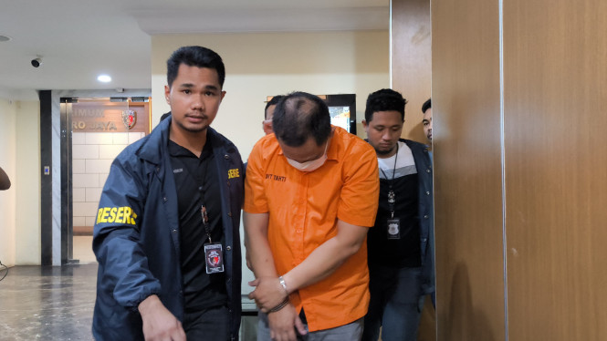 Pengendara Fortuner yang pakai pelat dinas TNI palsu di Jalan Tol Jakarta-Cikampek (Japek)