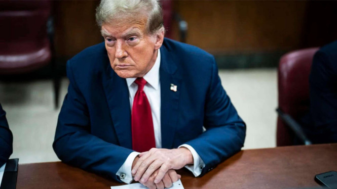Donald Trump sata menjalani sidang suap