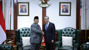 Menteri Pertahanan (Menhan) RI sekaligus capres terpilih Prabowo Subianto bertemu dengan Menteri Luar Negeri Tiongkok, Wang Yi di Kantor Kemenhan RI, Jakarta Pusat, Kamis, 18 April 2024