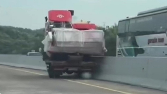 Truk jalan sendiri di Jalan Tol Batang-Semarang KM 413 B arah Jakarta