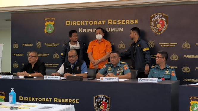 Pengemudi mobil Fortuner berinisial PWGA yang bersikap arogan dan menggunakan pelat dinas TNI palsu (berbaju tahanan warna oranye) di Polda Metro Jaya, Kamis, 18 April 2024