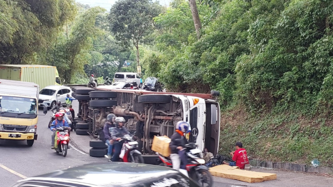 Kontainer Bermuatan Kayu Terguling di Jalur Gentong Tasikmalaya