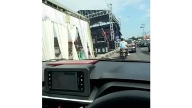 Pengendara mobil kesal acara pernikahan tutup jalan utama