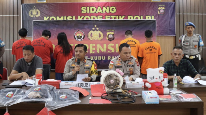 Konferensi pers terkait kasus menonjol di Polres Kubu Raya, satu diantaranya pembunuhan seorang pria terhadap mantan istrinya, di Polres Kubu Raya, Kalbar, Kamis 18 April 2024. (Humas Polres Kubu Raya) 