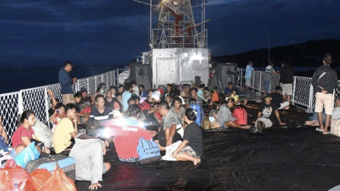 VIVA Militer: KRI Kakap-811 evakuasi korban terdampak letusan Gunung Ruang
