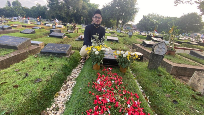 Angger Dimas saat berada di makam Dante