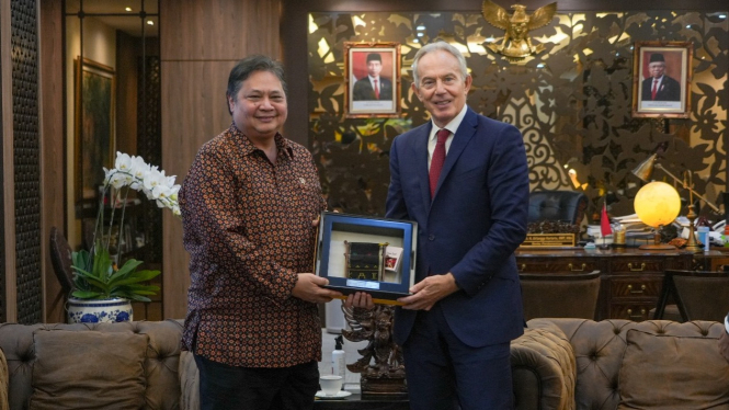 Menko Perekonomian Airlangga Hartarto bersama Mantan PM Inggris Tony Blair