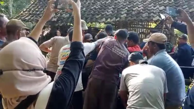 Suasana evakuasi korban tercebur sumur di Purworejo.