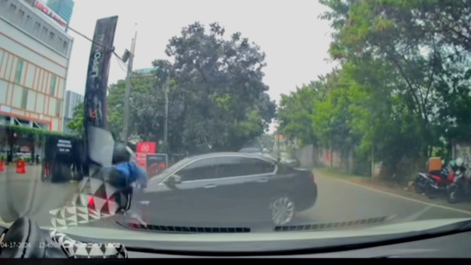 Pengendara Motor Tabrak BMW Seri 5