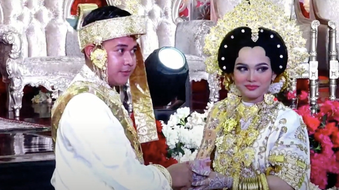 Putri Isnari dan Abdul Aziz
