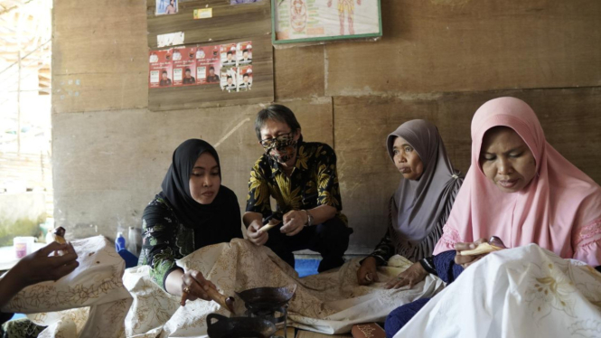 Pengrajin batik aromaterapi asal Madura (dok: LPEI)