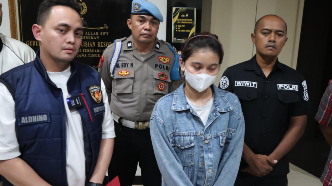 AS, wanita cantik yang membuat laporan perampokan palsu di Markas Polres Gresik. (Foto: Tofan Bram Kumara/Viva Jatim)