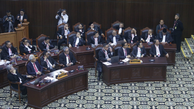 Kubu pasangan 01 Anies-Muhaimin dan kubu 03 Ganjar-Mahfud saat sidang putusan sengketa Pilpres 2024 di MK