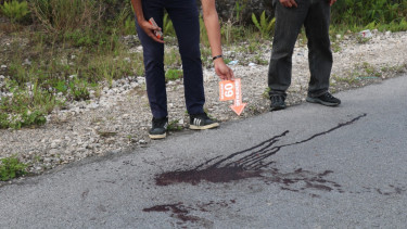 Polisi saat melakukan penyelidikan dilokasi kejadian 