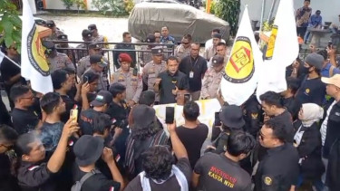 LSM Kasta NTB menggelar aksi di Bawaslu NTB menuntut Pj Gubernur NTB Lalu Gita Ariadi dipanggil karena dugaan pelanggaran netralitas ASN (Satria)