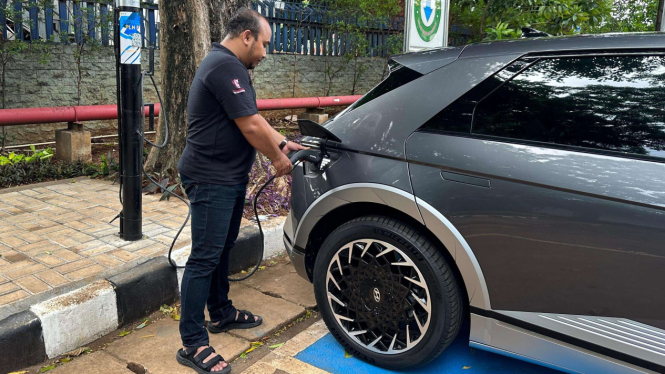 SPKLU PLN dari tiang listrik