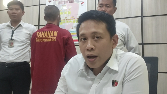 Kasat Reskrim Polresta Pontianak Kompol Antonius Trias Kuncorojati menjelaskan penetapan tersangka terhadap DS seorang juru parkir liar yang merusak mobil pengunjung Alfamart. 