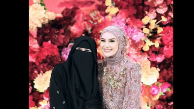 Umi Pipik dan Irish Bella