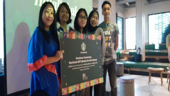 Starbucks Indonesia menyerahkan ribuan buku untuk anak-anak.