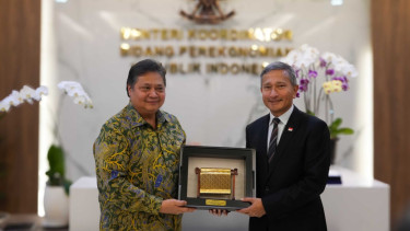 Menko Perekonomian Airlangga Hartarto bersama Menlu Singapura Vivian Balakrishna