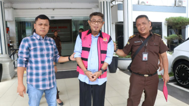 Mantan Direktur Utama (Dirut) RSUP H. Adam Malik berinisial BP saat dilakukan penahanan.(istimewa/VIVA)