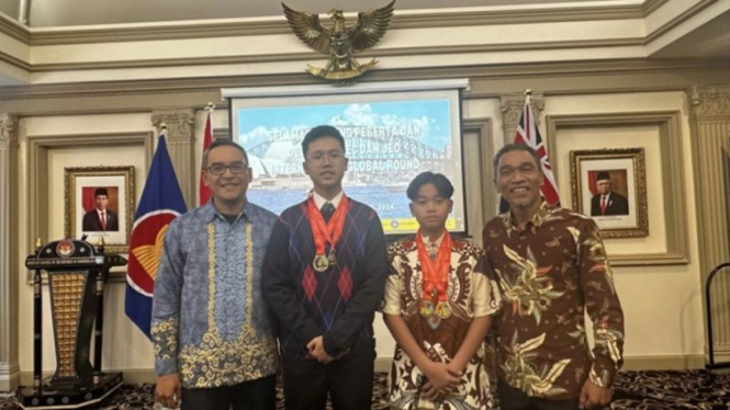 2 siswa Indonesia meraih emas di kompetisi matematika dan bahasa Inggris dunia.