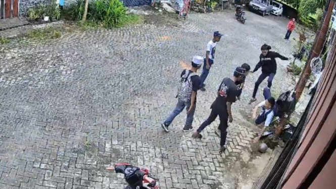 Tangkapan layar video viral remaja aniaya pelajar SMP di Makassar.