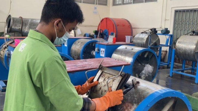 Siswa melakukan praktik proses produksi industri di unit pendidikan Kemenperin.
