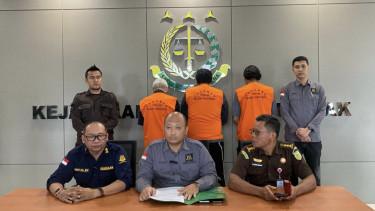 Konferensi pers terkait diamankannya 3 orang dari 8 terdakwa korupsi kredit macet di salah satu bank BUMN.
