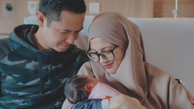 Dude Harlino dan Alyssa Soebandono Menyambut Anggota Keluarga Baru