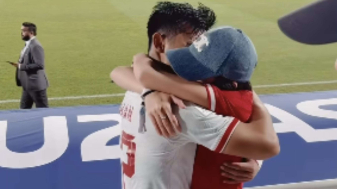 Pratama Arhan dan Azizah Salsha berpelukan