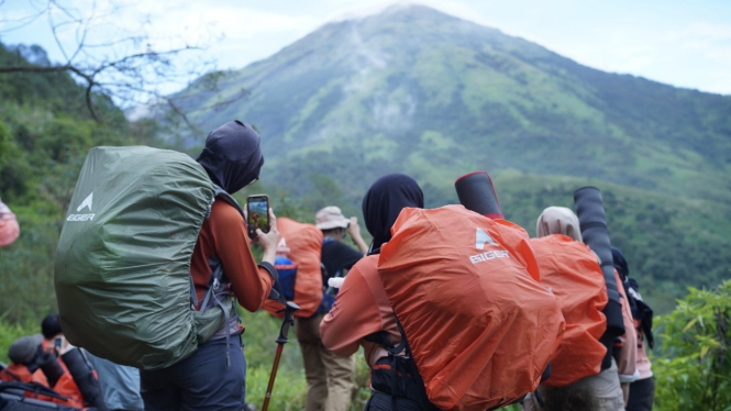 Ilustrasi pendaki gunung.