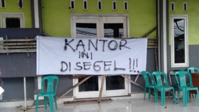 Kantor Desa Barabali di Lombok disegel warga buntut dugaan korupsi beras Bansos (Satria)
